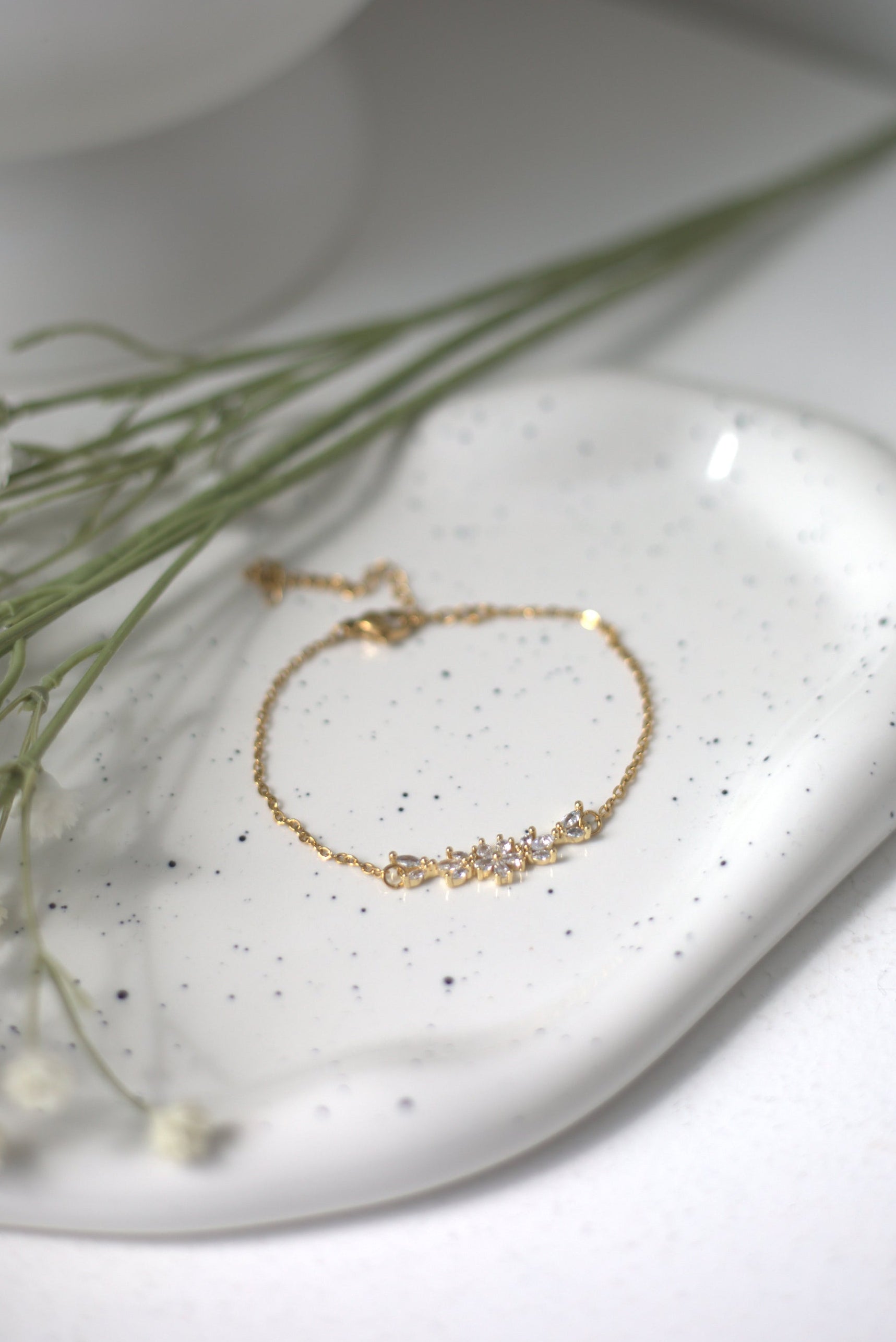 Delicate flower bracelet in gold.